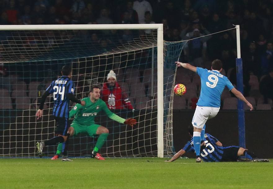 Gonzalo Higuain realizza il gol dell’1-0 contro l’Inter. Afp